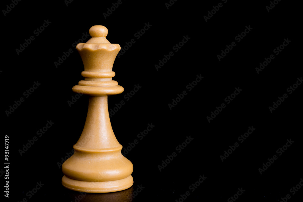 Scacchi fotografati in isolamento su fondo neutro