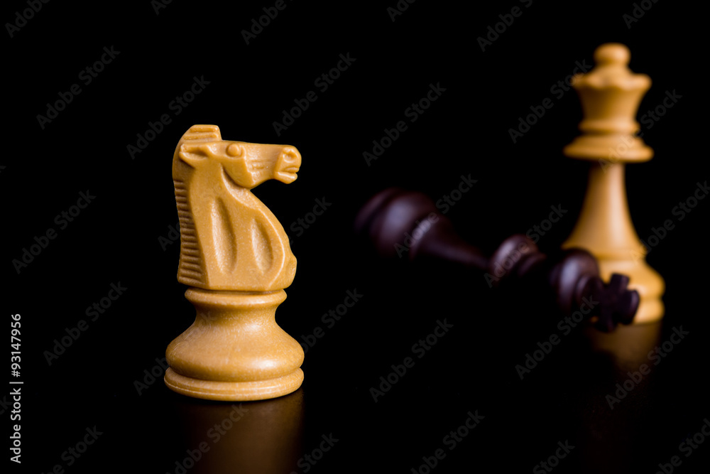 Scacchi fotografati in isolamento con fondo neutro