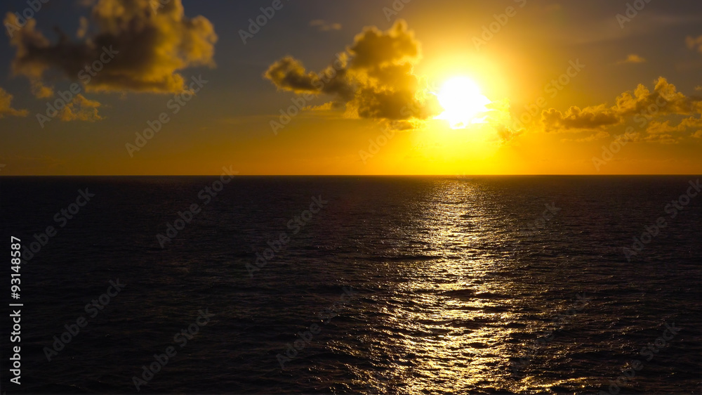 Fototapeta premium Sunset Over the Pacific Ocean Off The Coast of Hawaii