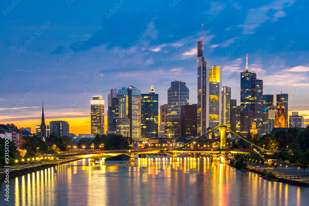 Obraz premium Frankfurt Skyscraper Niemcy zmierzch