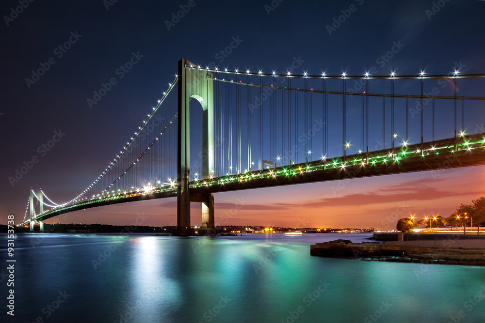 Fototapeta premium Verrazano-Narrows Bridge o zmierzchu oglądany z Brooklynu w Nowym Jorku