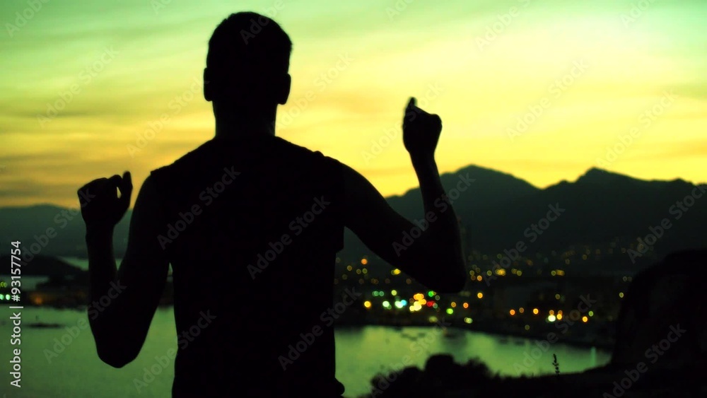 hombre bailando haciendo el tonto paisaje costa puesta de sol