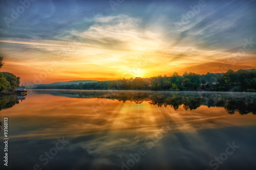 Рассвет на реке © alexpoison
