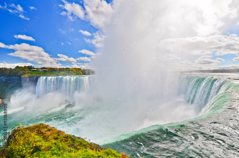 Fototapeta premium Panorama of Niagara Falls in autumn 
