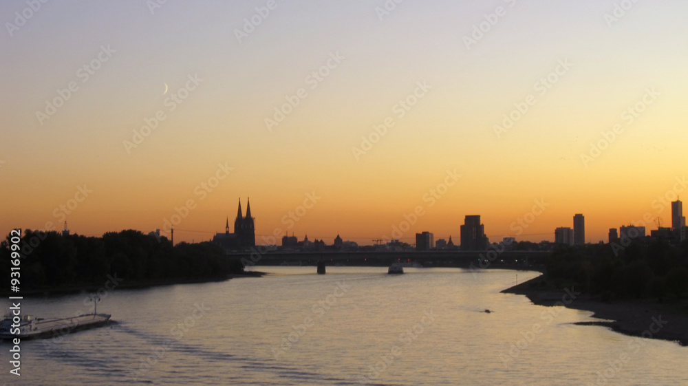 Der Rhein in Köln bei Sonnenuntergang