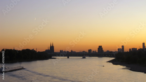 Der Rhein in K  ln bei Sonnenuntergang