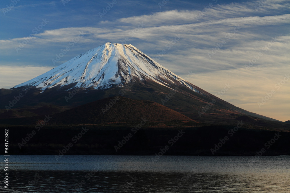 晩秋の精進湖からの富士山