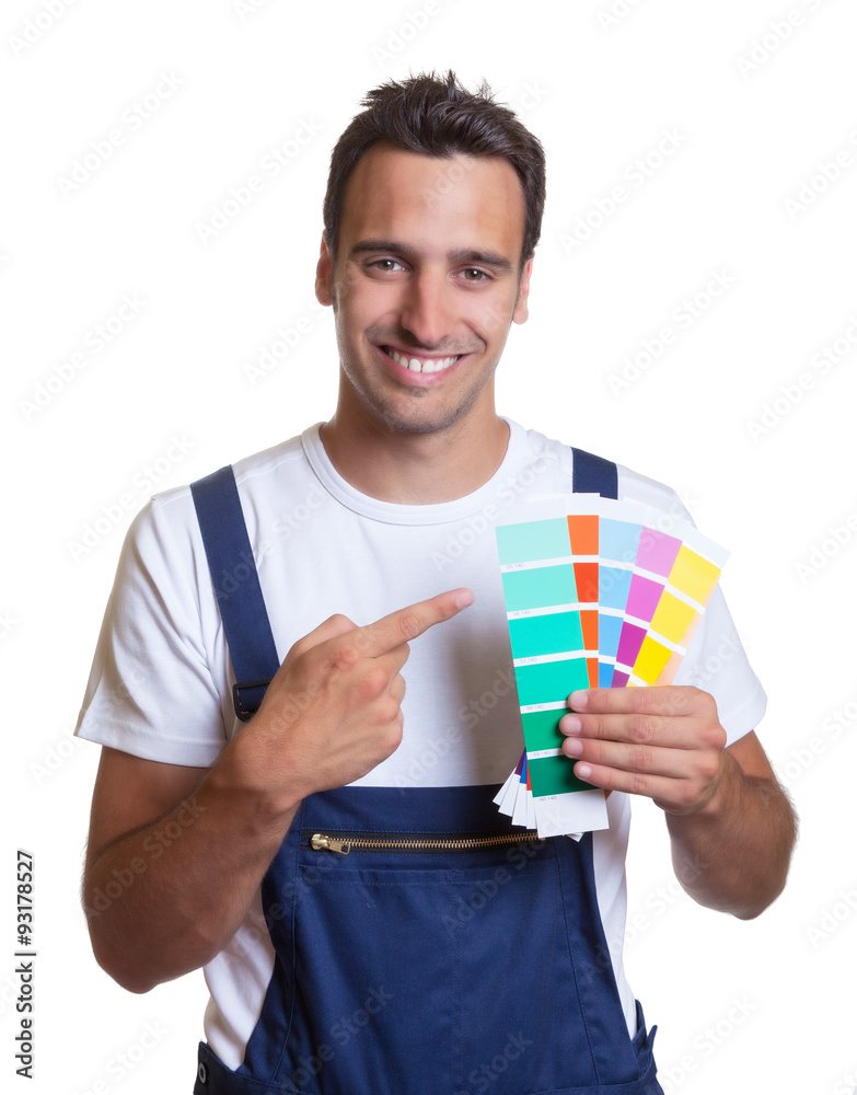 Fröhlicher Maler bei der Arbeit