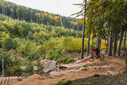 Rowerzysta górski jazda na rowerze w lesie jesienią
