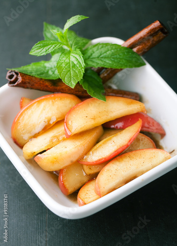 Apples with cinnamon and mint