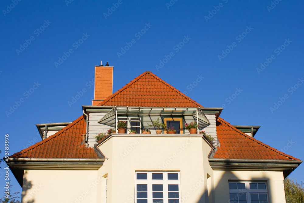 Obraz premium Das Dach einer Altbau-Villa