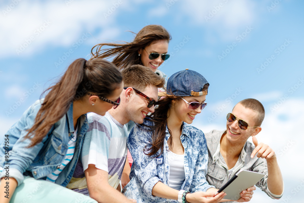 Fototapeta premium group of teenagers looking at tablet pc computer