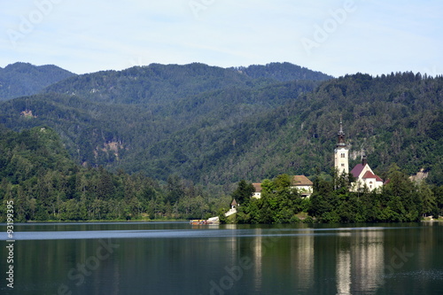 Isla de bled , lago de Bled y Alpes Julianos . Eslovenia