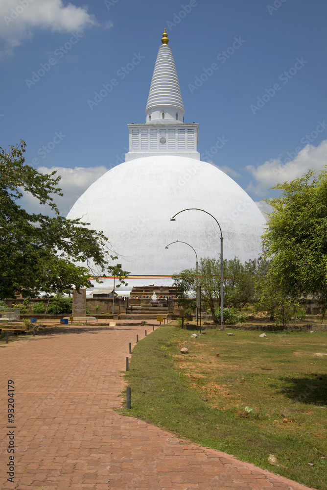 Дагоба Мирисаватая солнечным днем. Анурадхапура, Шри-Ланка