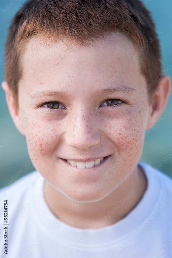 Obraz premium czerwony chłopiec