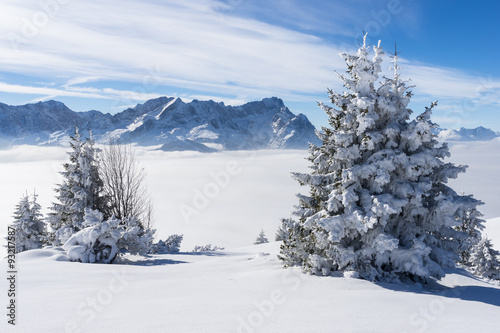 Unberührte Winterlandschaft mit Zugspitze © outdoorpixel