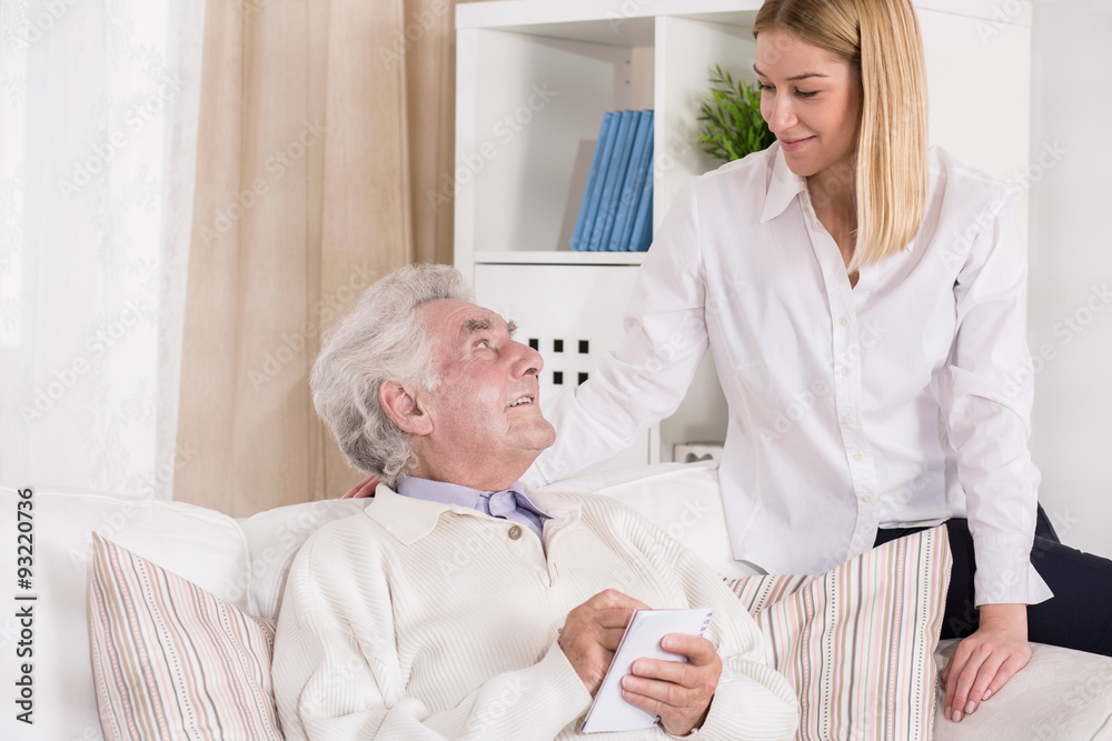 Obraz premium Helpful granddaughter visiting her grandfather