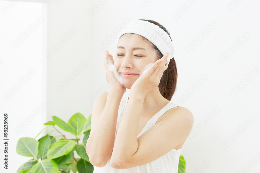 洗顔する女性 洗顔する女性