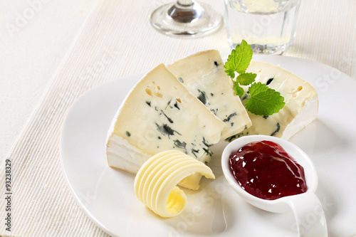 Blue cheese and fruit preserve