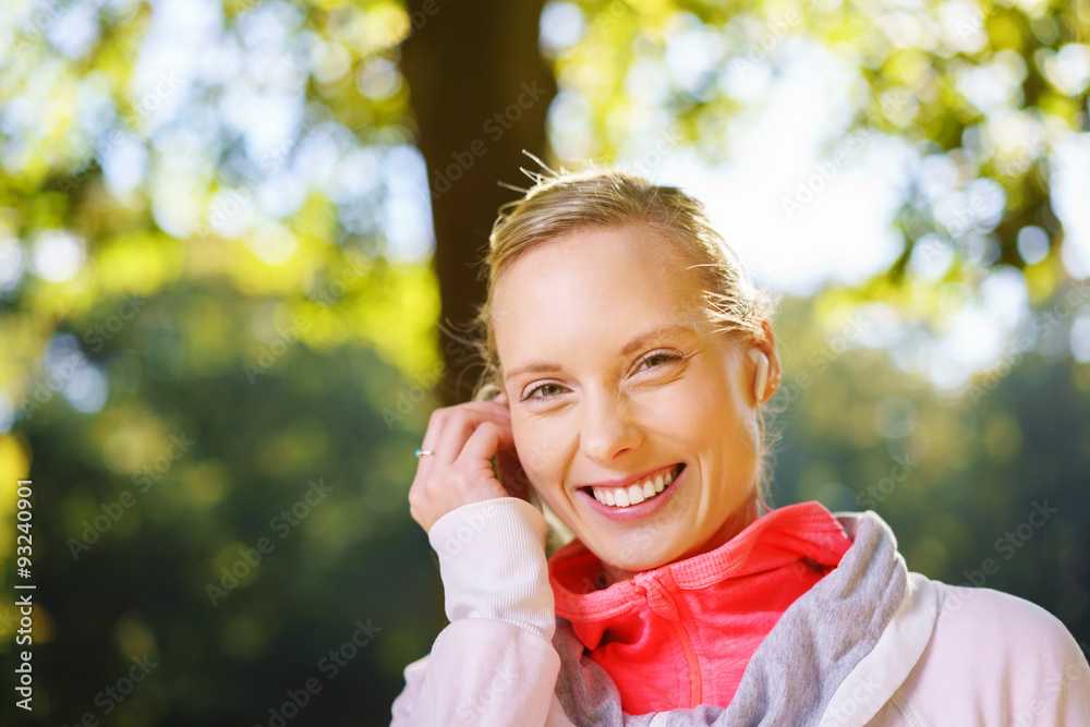 lachende junge frau hört musik beim joggen lachende junge frau hört musik beim joggen