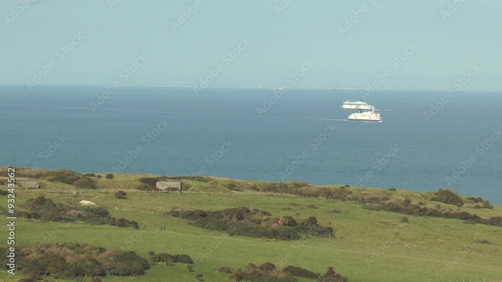 ferry traversant la manche avec vue sur l'Angleterre