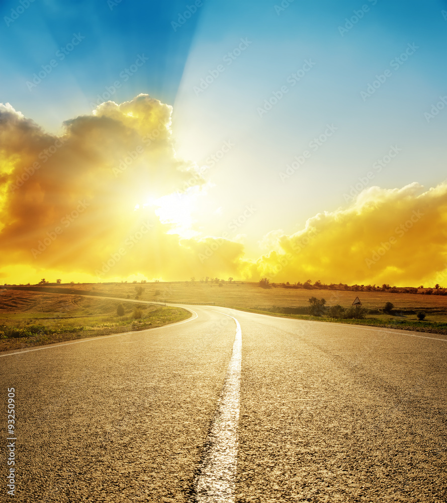 Obraz premium bright sunset over road