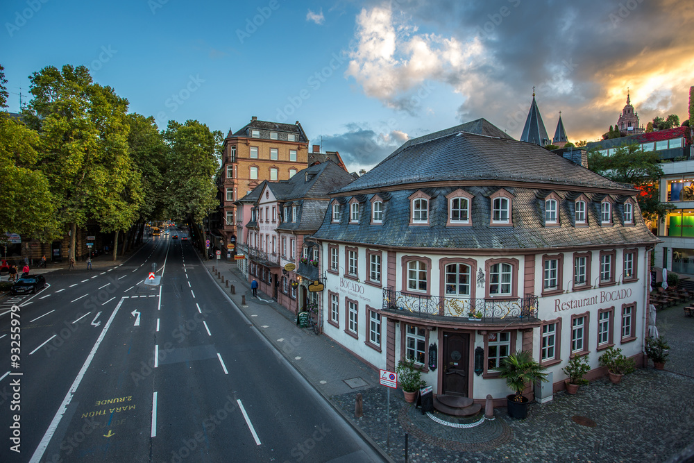 Obraz premium Eckhaus an der Rheinallee in Mainz vor beeindruckendem Himmel