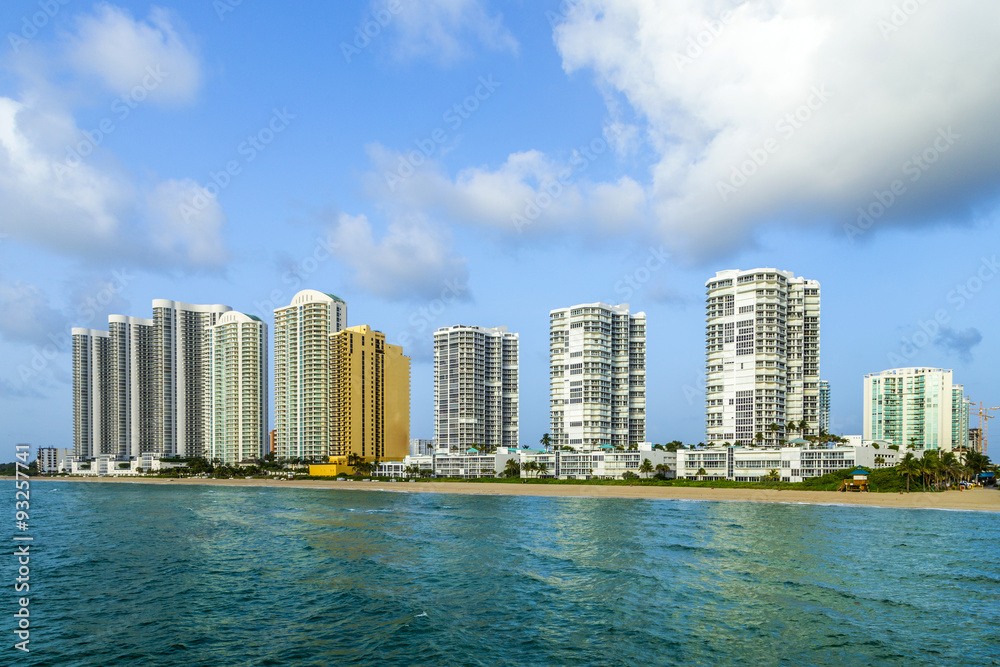 Fototapeta premium beautiful Jade Beach in Miami with skyscrapers