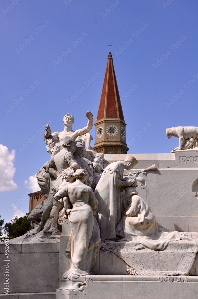 Obraz premium Statue vor Kirchturm von Arezzo