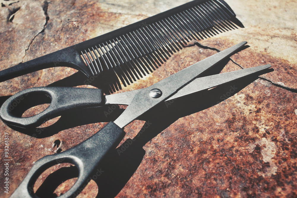 Obraz premium Hair cutting shears and comb with shadow