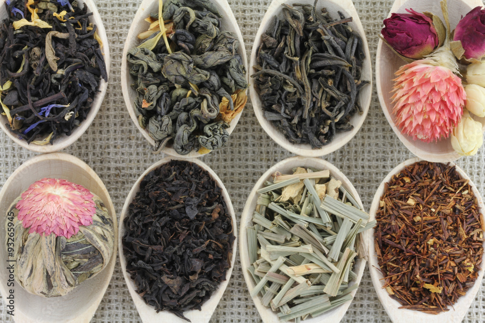 Fototapeta premium Assortment of different types of tea in a wooden spoon
