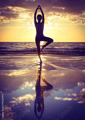 Fotografia woman practicing yoga