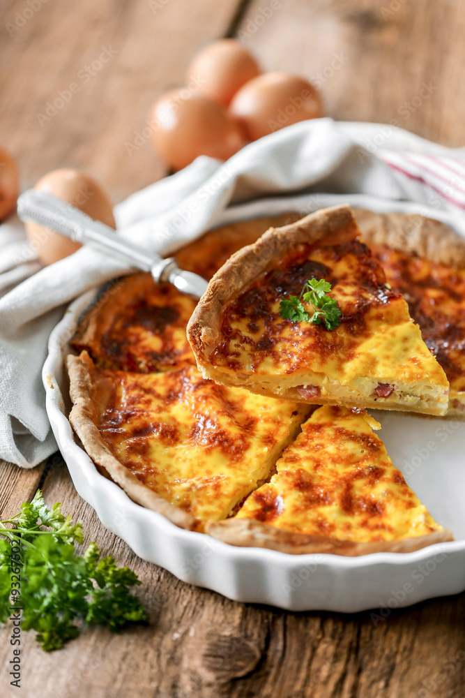 quiche lorraine sur table en bois quiche lorraine sur table en bois