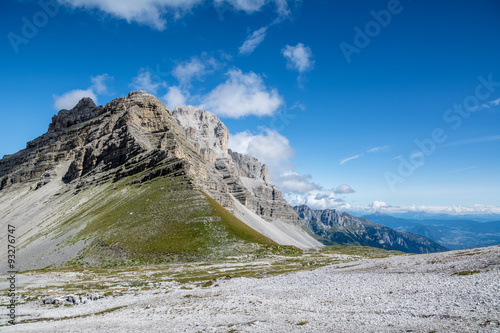 Panorama estivo di alta montagna con montagne, rocce e cielo