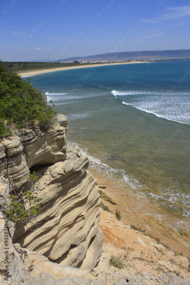 Trafalgar, Barabate, Caños de Meca. Rocas en el mar, Cádiz, Vista de playa con mar azul intenso, arena clara, hierba, arbustos y campo, cielo azul y despejado
, Cádiz, flores en Primavera
Trafalgar, Barabate, Caños de Meca. Rocas en el mar, Cádiz, Vista de playa con mar azul intenso, arena clara, hierba, arbustos y campo, cielo azul y despejado
, Cádiz, flores en Primavera
