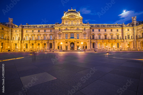 Fotografia Twilight at Louvre Museum in Paris, France