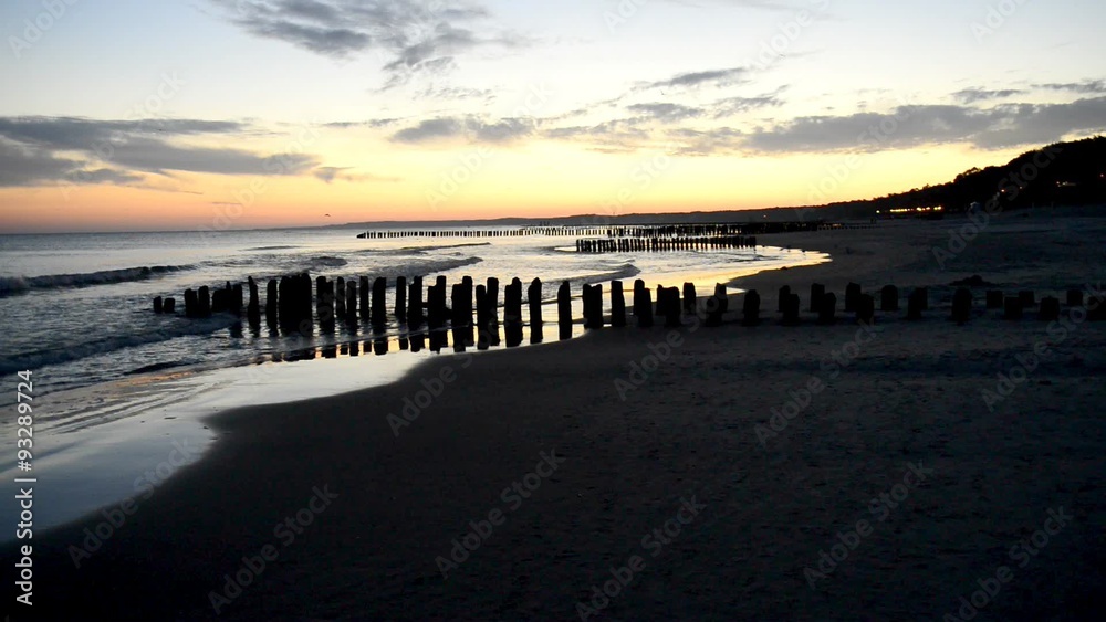 Sonnenaufgang an der Ostsee mit Buhnen Sonnenaufgang an der Ostsee mit Buhnen