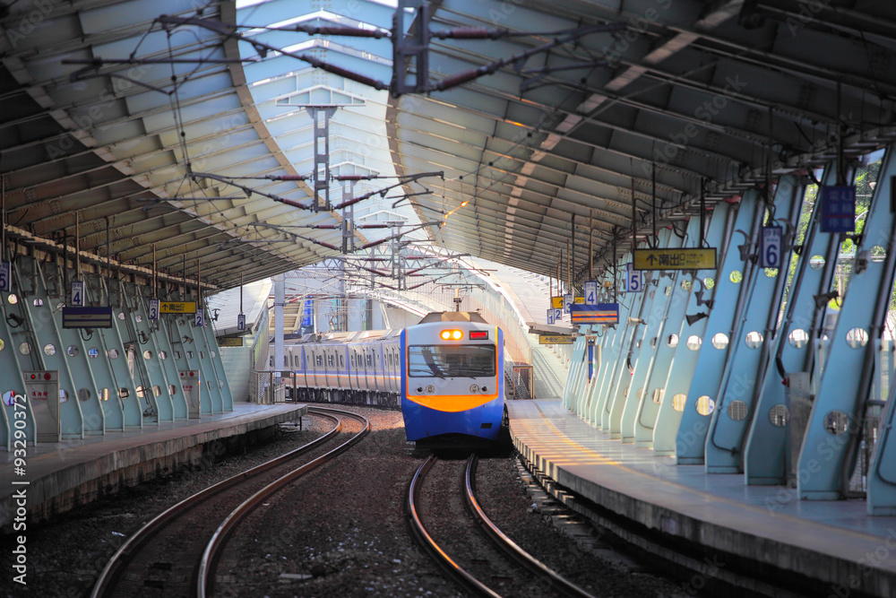 train on the railway approaching Xike station