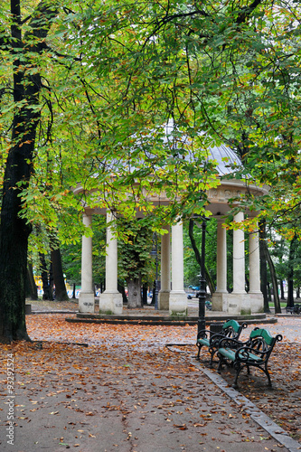 Park bench in the autumn © Pavlo Burdyak
