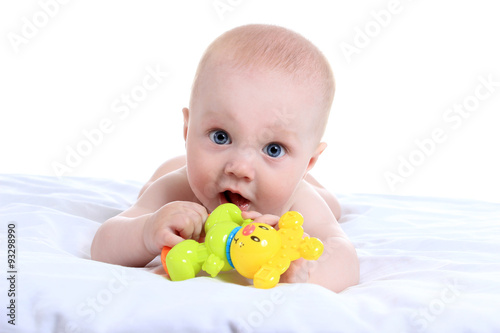 очаровательны мальчик с игрушкой на одеяло на белом фоне