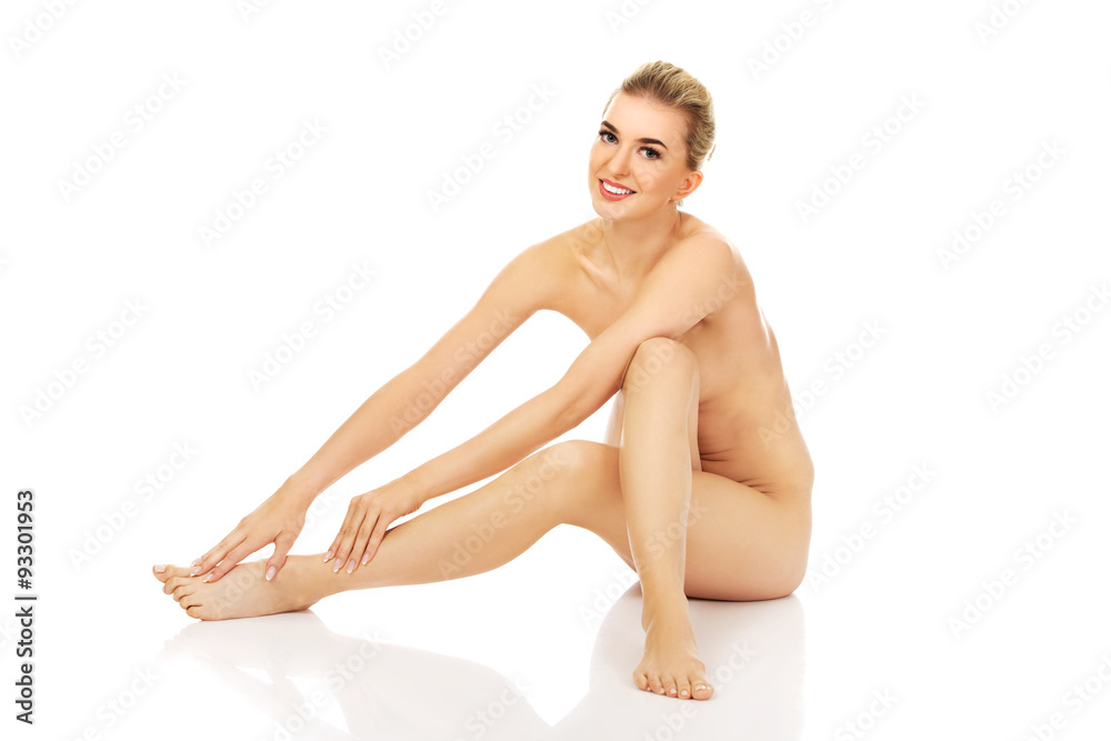 Obraz premium Young naked woman sitting on the floor