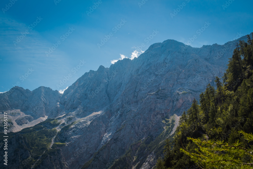 Naklejka premium The sun rises from behind the mountains.