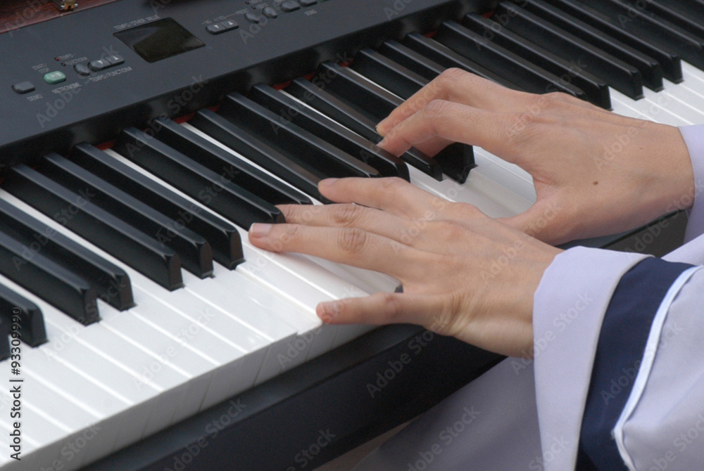 Obraz premium ブライダルイメージ,チャペル内とても優美でエレガントなエレクトーン演奏