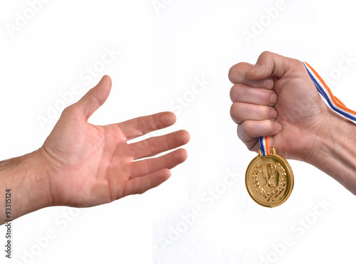 Premiando con una medalla de oro a una persona. photo
