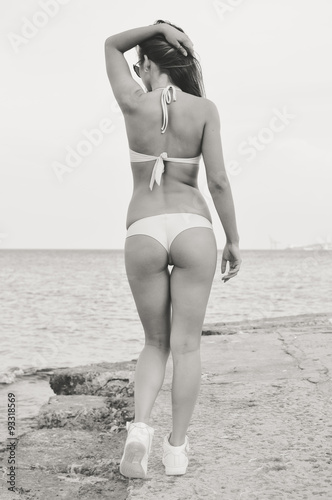 Black and white picture of sexi girl showing her back 