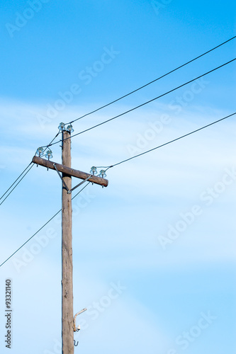 Деревянный столб (опора) воздушной линии электропередач. Используется как сооружение для удержания проводов.