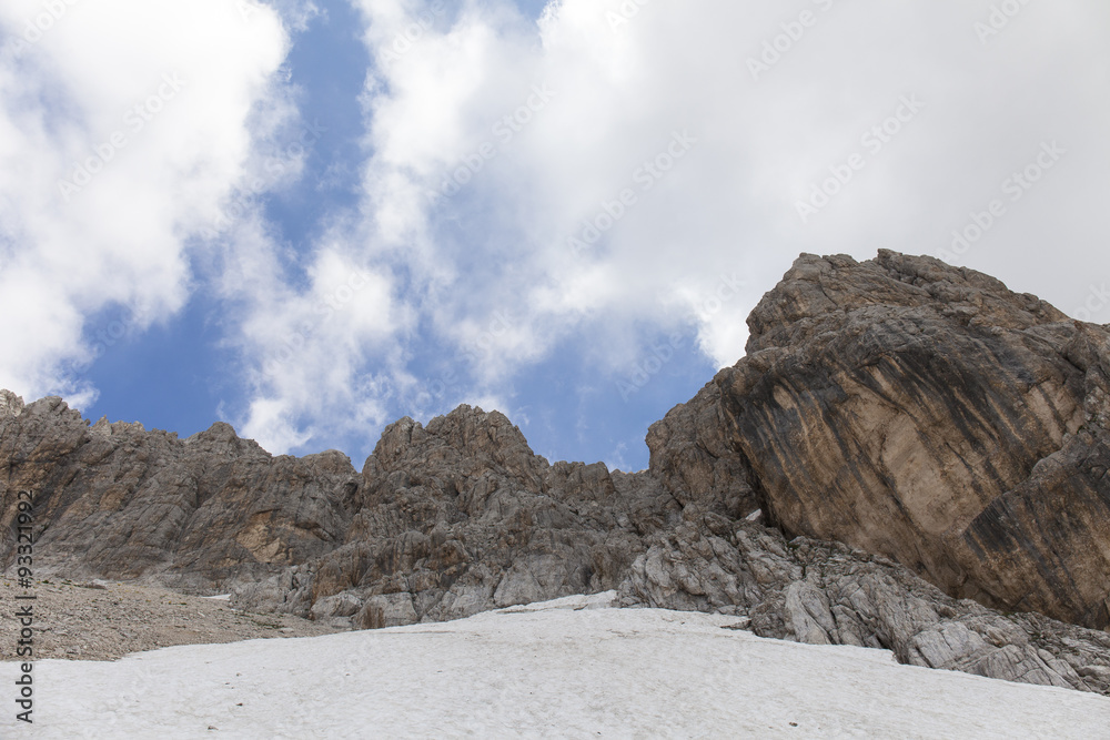 Montagne rocciose, cielo blu e nuvole sullo sfondo