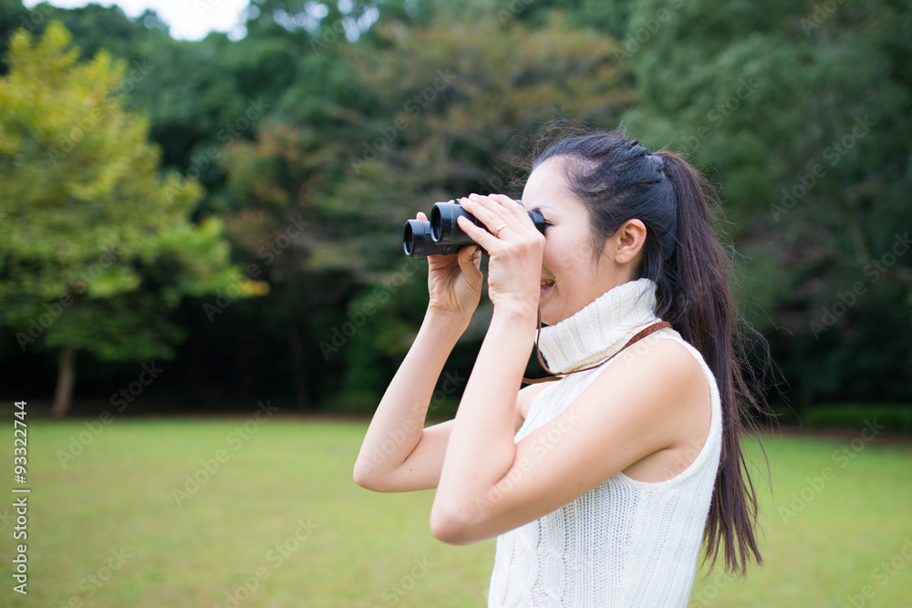 双眼鏡を覗く女性 双眼鏡を覗く女性