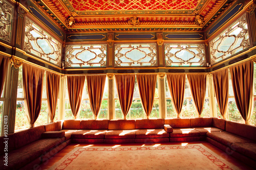 Canvastavla Turkish sofas and colorful ceiling in traditional Ottoman room of the 15th centu