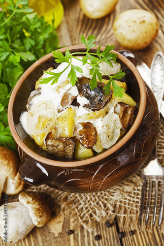 Stewed potatoes with mushrooms and sour cream